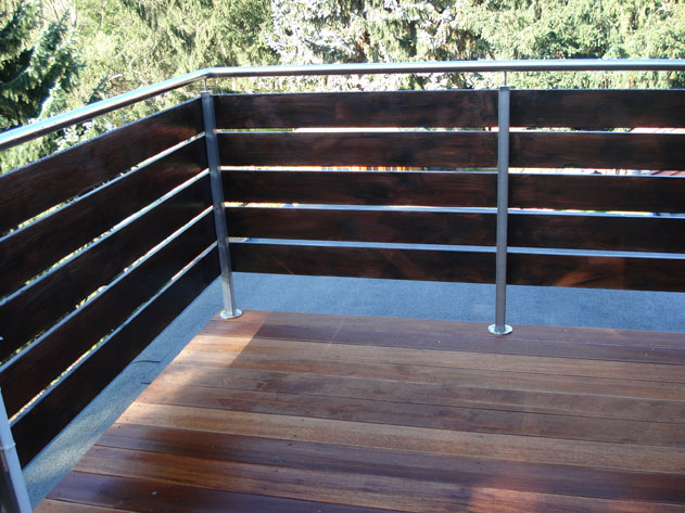 Brüstungsgestaltung an Terasse und Balkon mit langlebigem Edelholz