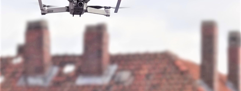 Luftaufnahmen und Drohnenflüge für eine schnelle und sichere Dachüberprüfung.